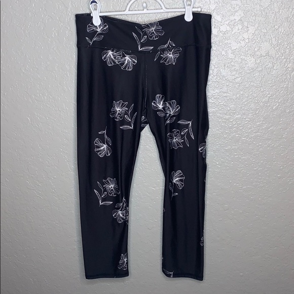 Fabletics Flower print black and white leggings - Picture 2 of 7